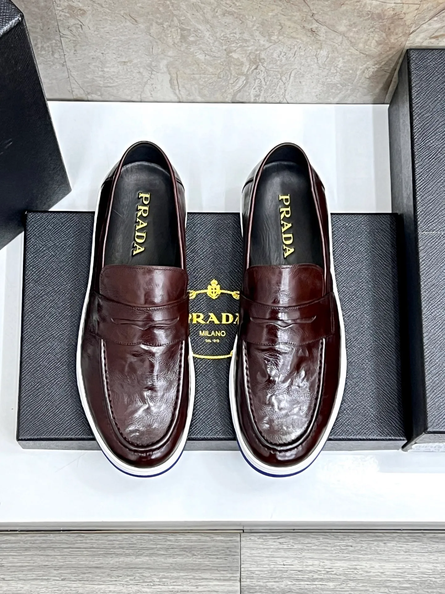 💰620 Prada classic men’s lace-up casual shoes｜Imported cowhide upper｜Layered stitching design on the upper Lightweight and breathable｜Soft and comfortable｜PRADA letters on the side｜Distinctive sporty style Showing the brand style｜Lightweight embossed rubber sole｜With cowhide foot pad lining｜Excellent foot feel Fashionable and elegant｜Size: 38-44 (customized at 45)